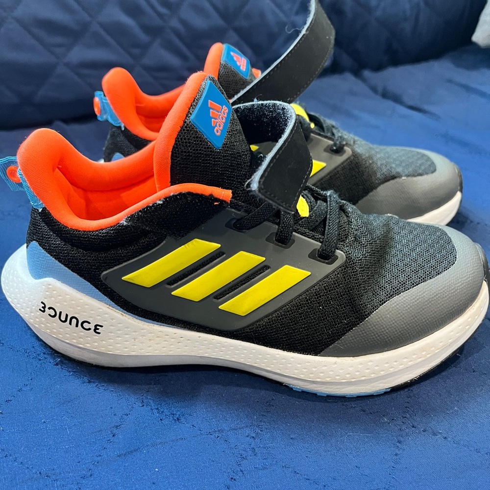 Kids Adidas bounce 1 1/2 size sneaker like new - Picture 2 of 3